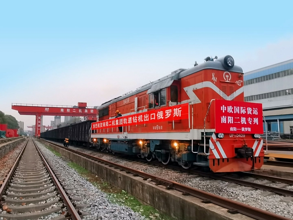 二机轨路钻机再次搭乘中欧班列前往俄罗斯，添彩一带一路